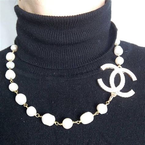 collana di perle con logo chanel|Chanel collane.